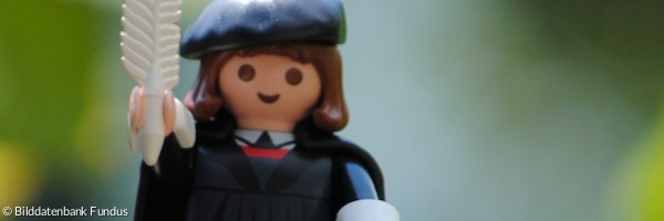 Playmobil-Luther im Grünen